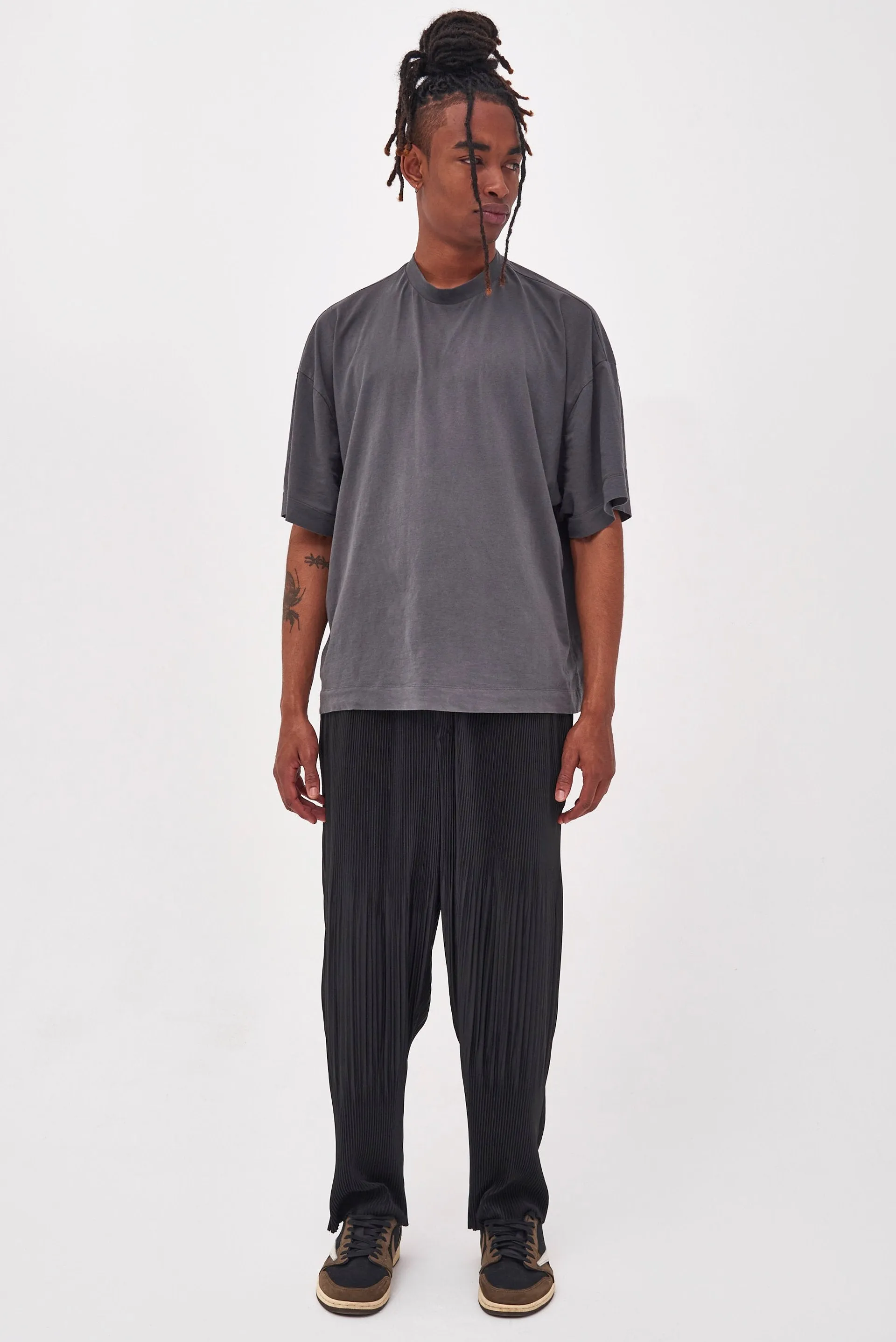 Black Pleated Trousers In Relaxed Fit