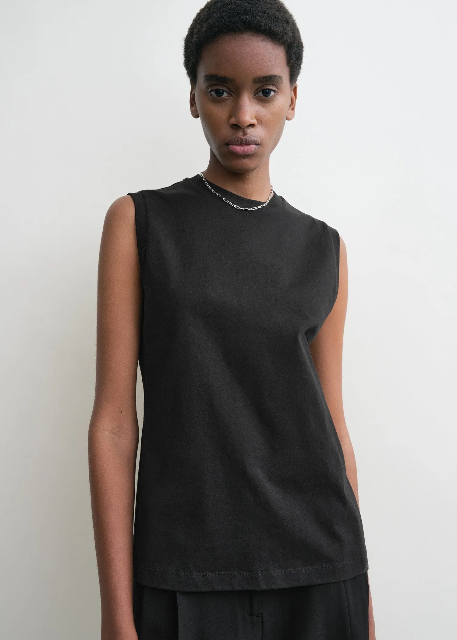 Relaxed sleeveless tee black